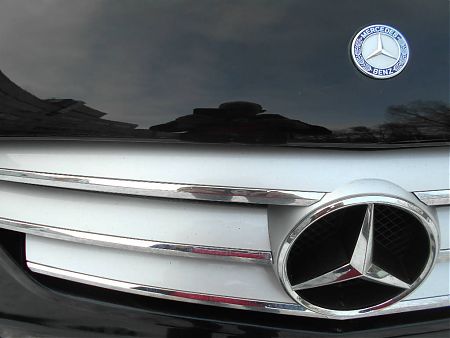 Покрашенный и отполированный капот автомобиля Mercedes Benz Viano